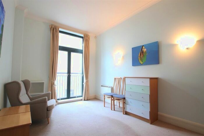 2 Bedroom Flat To Rent-4